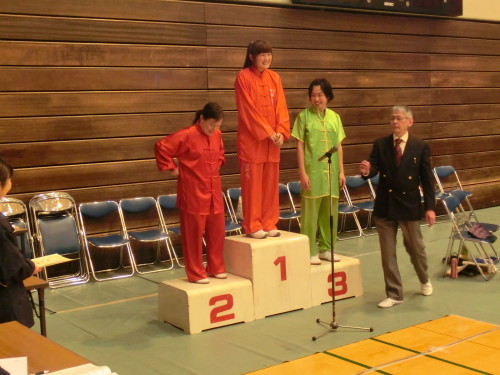 女子伝統拳 表彰台 