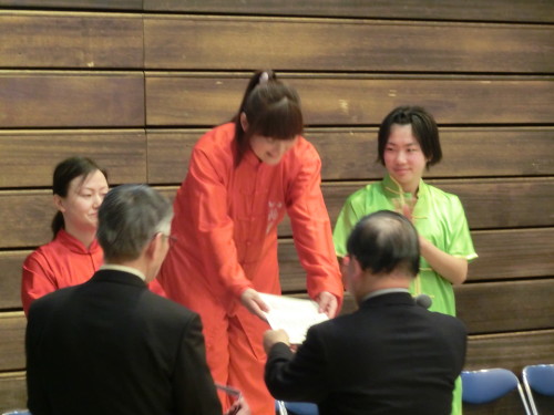 大会々長から表彰状が授与されます